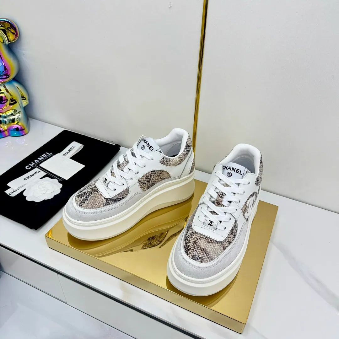 👟👟Ex-factory price 680👟👟 Upgraded version, upgraded version, upgraded version! No rebuttal accepted! ! ! ! Chanel Chanel panda shoes! 2025 counter's top casual sports shoes. This classic design; the upper is electro-embroidered with a variety of techniques; the outsole is fashionable and sporty; the unusual inclusion of a variety of color matching elements... The diversified mix and match is very good-looking and versatile, and can be used for leisure, fashion, sports, and outdoor... ꫛꫀꪝ Go➫ Materials: ❶Upper made of: original imported first-layer silk cowhide + original waterproof cloth + original first-layer cowhide ❷Inner lining: Original Yangli+Net ❸Outsole based on: Original TPU combination outsole Counter boutique packaging complete set for women 35–41 👉 👉 👉 👉 👉 👉 👉